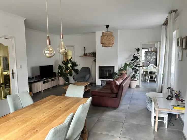 Huis Te Koop: Gerenoveerde Bungalow met Tuin en Feestzaal