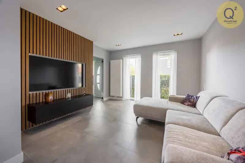 Huis te koop: Ruime gerenoveerde woning met 4 slaapkamers en grote tuin