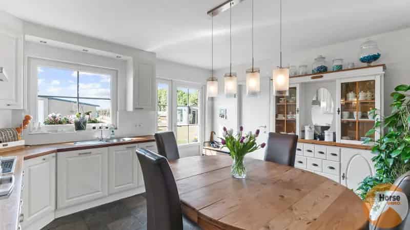 RAVELS Instapklare woning met loods en stallen