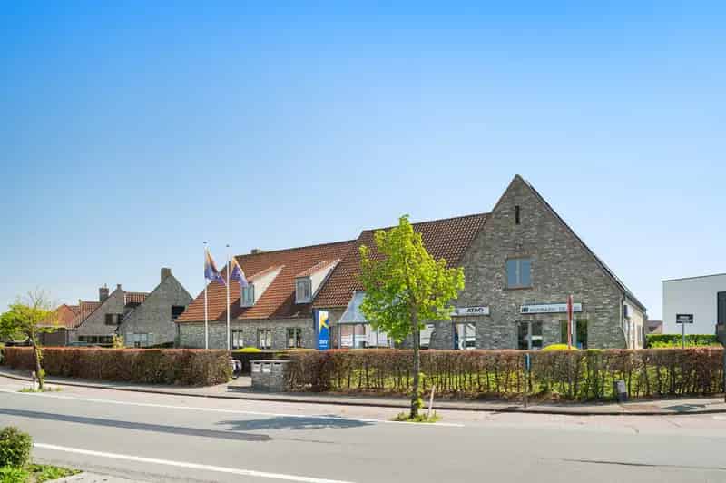 Huis te koop Dudzele: Multifunctionele Eigendom 630m² met Handelsruimtes