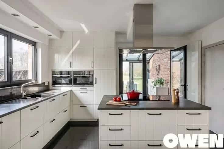 Huis Te Koop Brecht: Instapklare Villa met Zwembad