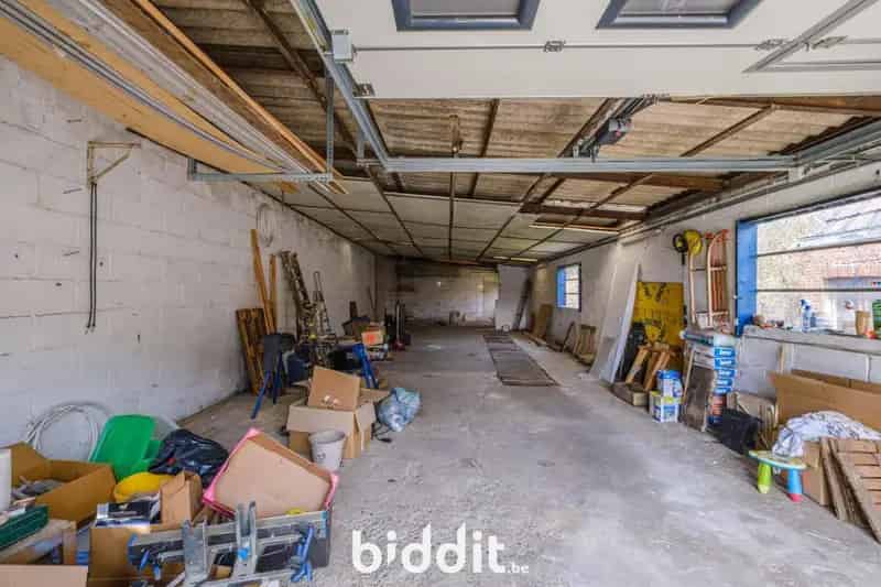 Charmante woning te renoveren met grote garage en tuin