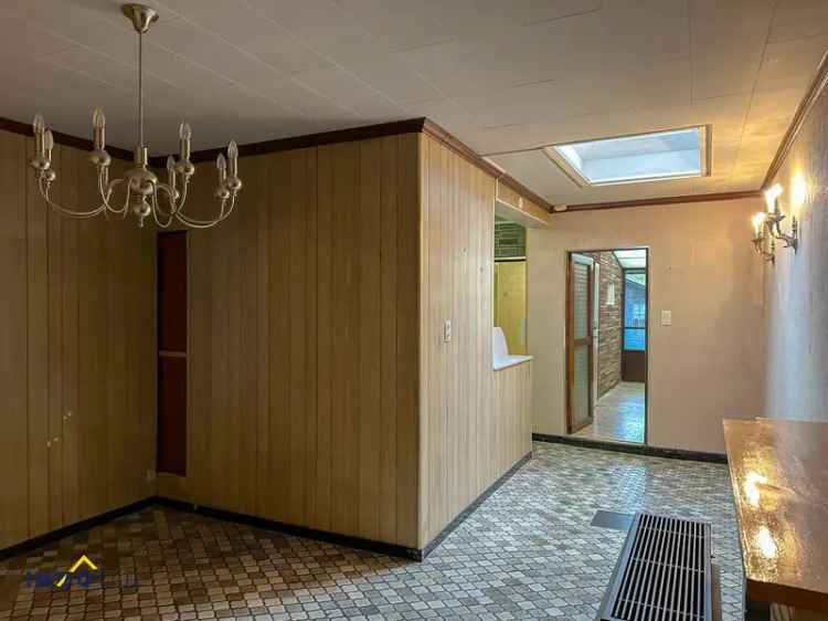 Op te frissen woning met 3 slpkms, tuin en garage te Aalst!