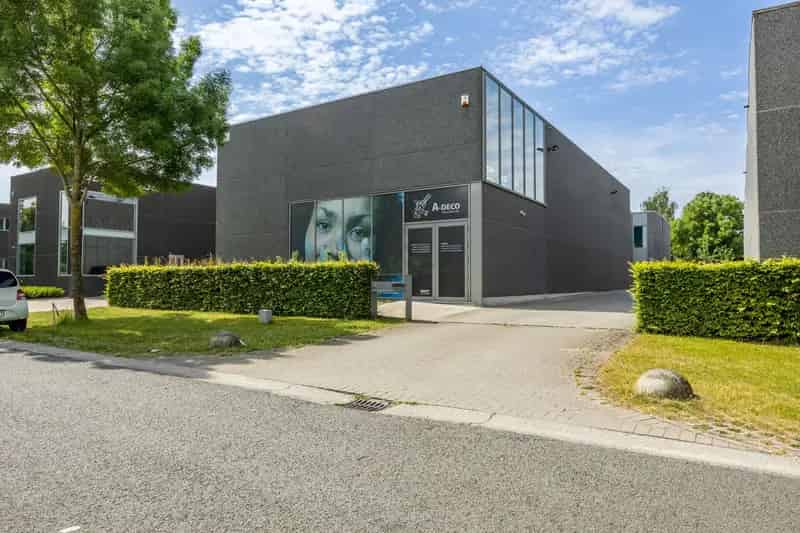 Huis te huur KMO-zone: Bedrijfsgebouw met Ruime Woonst