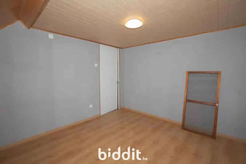 Te renoveren hoeve met land 25960m2