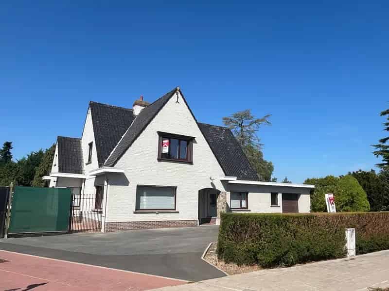 Ruime gezinswoning te huur Roeselare Grote tuin Bijgebouwen