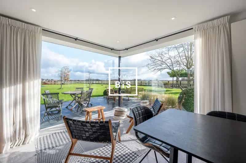 Charmante Villa met Modern Bijgebouw Knokke