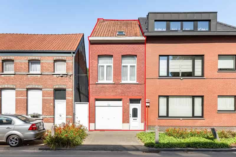 Huis te koop Wijnegem: Renovatieproject met garage