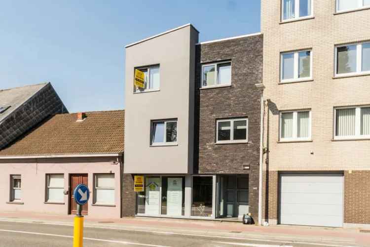 Een kantoor- of handelsruimte met parking in recent gebouw