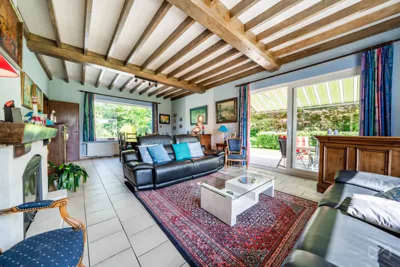 Huis te koop: Villa met zwembad nabij winkels en scholen
