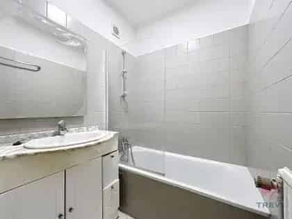 LAEKEN Studio Appartement 45m² Gerenoveerd Terras Kelder
