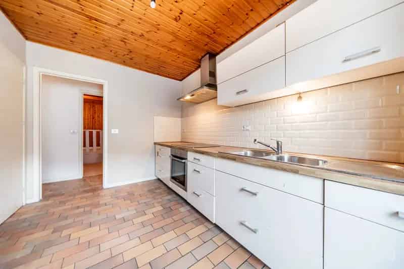 Huis te Huur Basècles: Appartement en Commerciële Ruimte