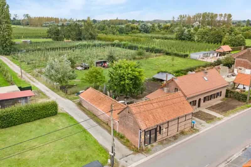Woning te Hechtel-Eksel: Ruime woning met bijgebouw en projectmogelijkheden