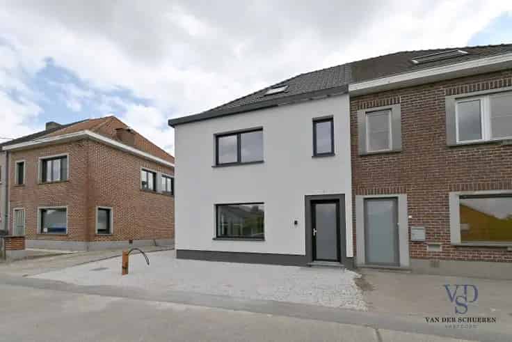 Huis Te Koop: Volledig gerenoveerde halfopen bebouwing met 4 slaapkamers