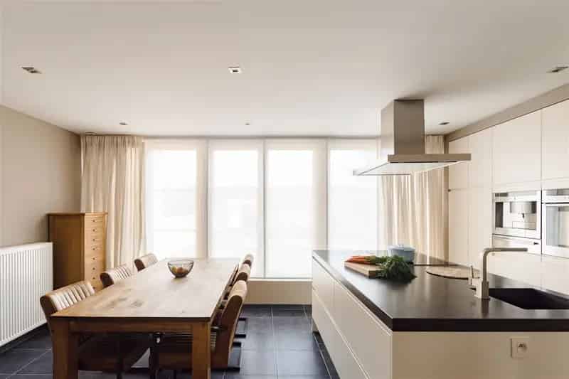 Woning met grote garage atelier opslag en tuin
