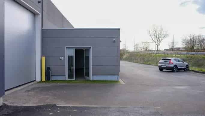 Magazijn met kantoor te huur Izegem 596m²