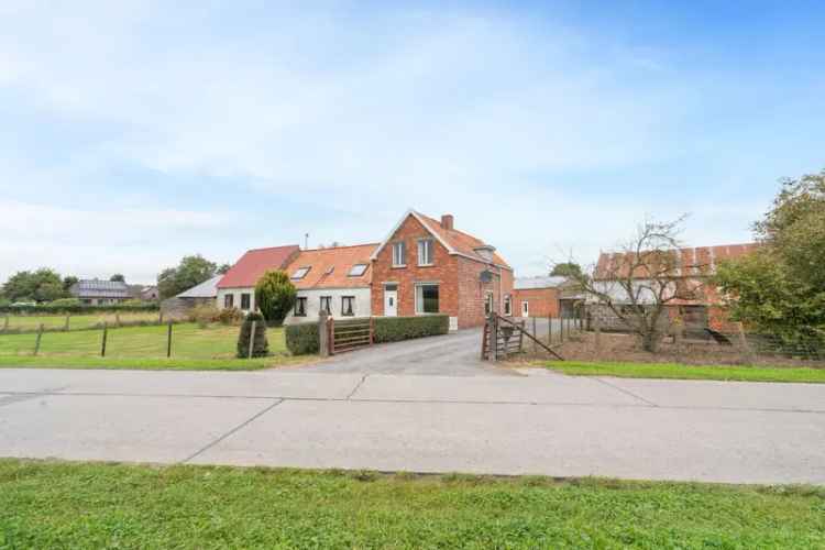 Te koop hoeve in Moerhuize Maldegem met grote tuin en bijgebouwen