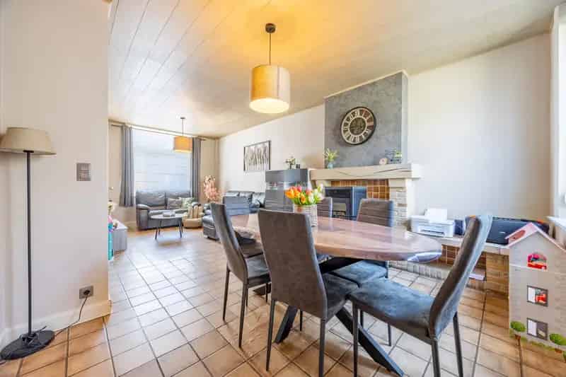 Te renoveren starterswoning met garage Zwevegem