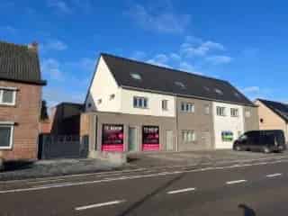 Handelspand te koop Neeroeteren 506m2 magazijn parking