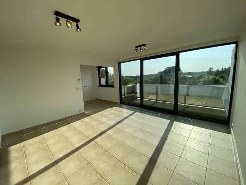 Gerenoveerd Dakappartement met Terras te Huur