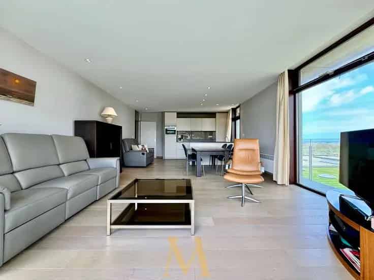 Appartement Te Koop: Instapklaar Hoekappartement met Zeezicht