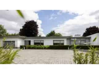 Huis te koop Heule - Ruime villa met 4 slaapkamers en tuin