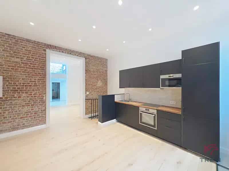 Gerenoveerd 2 Slaapkamer Appartement Elsene Nabij Flageyplein