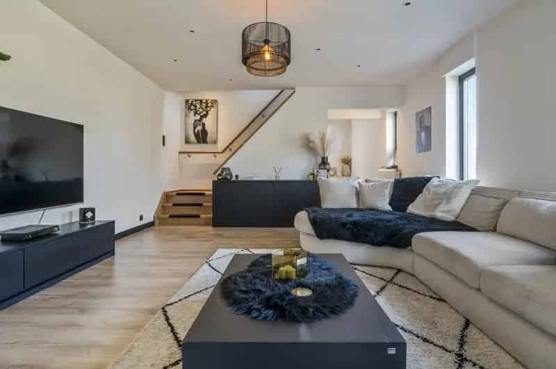 Huis te koop: Ruime halfopen bebouwing met veranda en tuin
