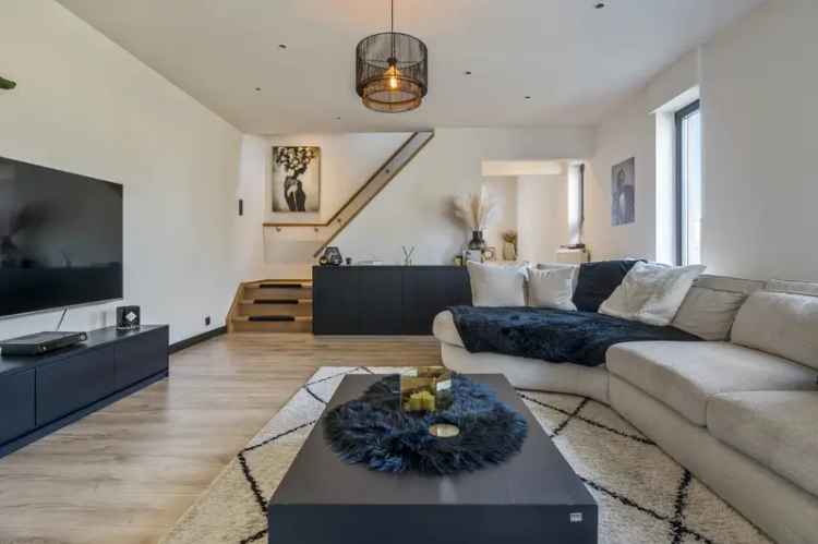 Huis te koop: Ruime halfopen bebouwing met veranda en tuin