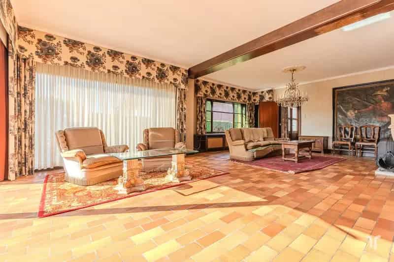 Te renoveren burgerwoning ruim perceel garages oprit