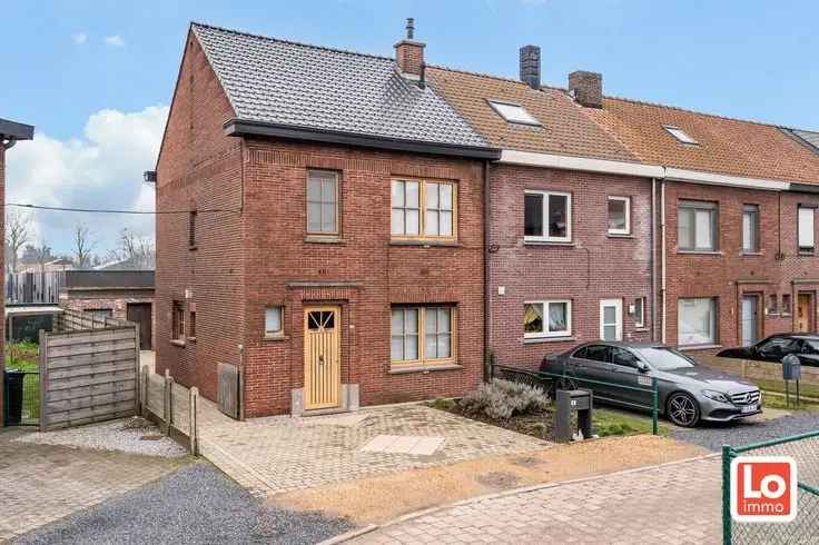 Te koop instapklare halfopen woning met twee autostaanplaatsen in Oostakker