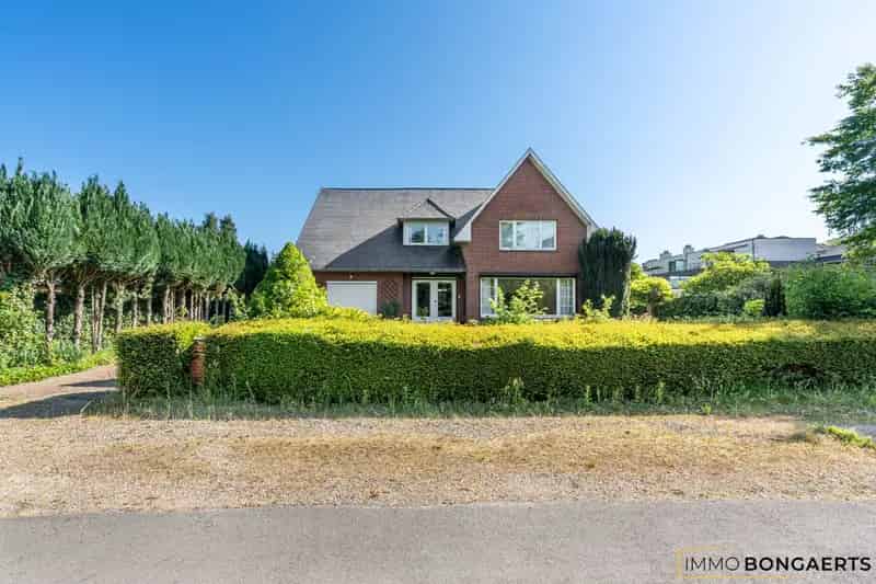 Huis te koop Niel-bij-As: Grote woning te renoveren