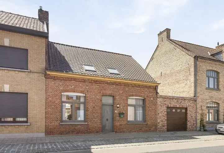 RENINGE: Heel interessante starterswoning of investeringswoning met tal van mogelijkheden, 2 (mog. 3) slaapkamers, ruime garage en zonnige tuin op 313m² grondoppervlakte.