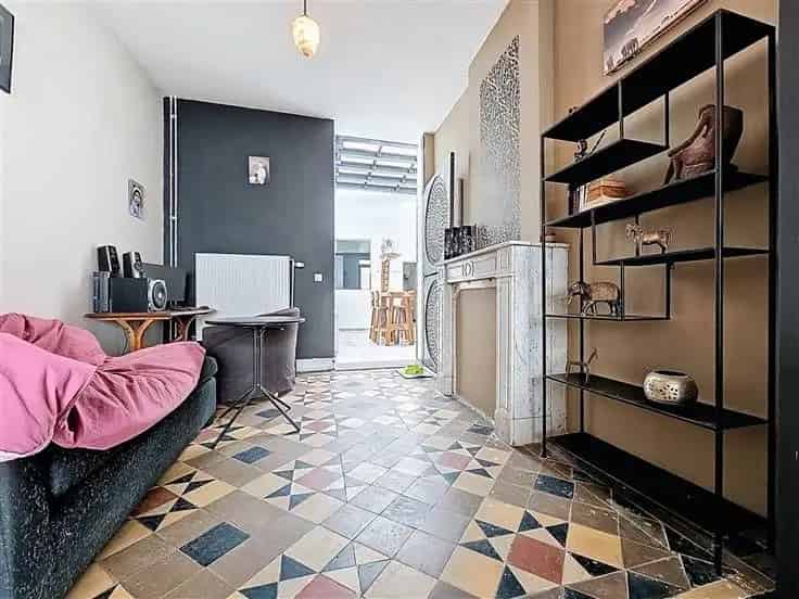Appartementsblok met 2 appartementen 3 garages en tuin