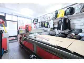 Handelspand te Koop Anderlecht - 30m² + Appartement