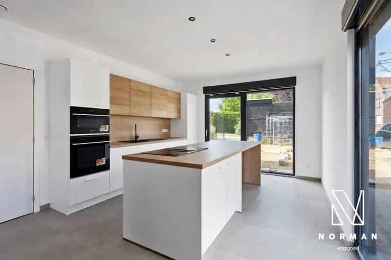 Volledig gerenoveerde woning met 3 slpk, 2 bdk & staanplaats