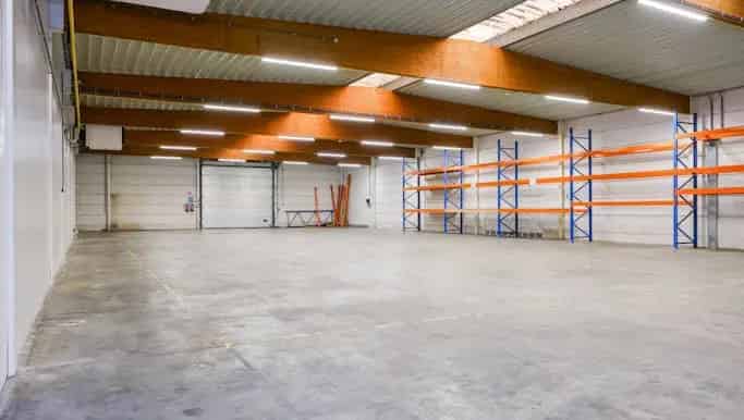 Magazijn met Kantoor te Huur Izegem 749m²