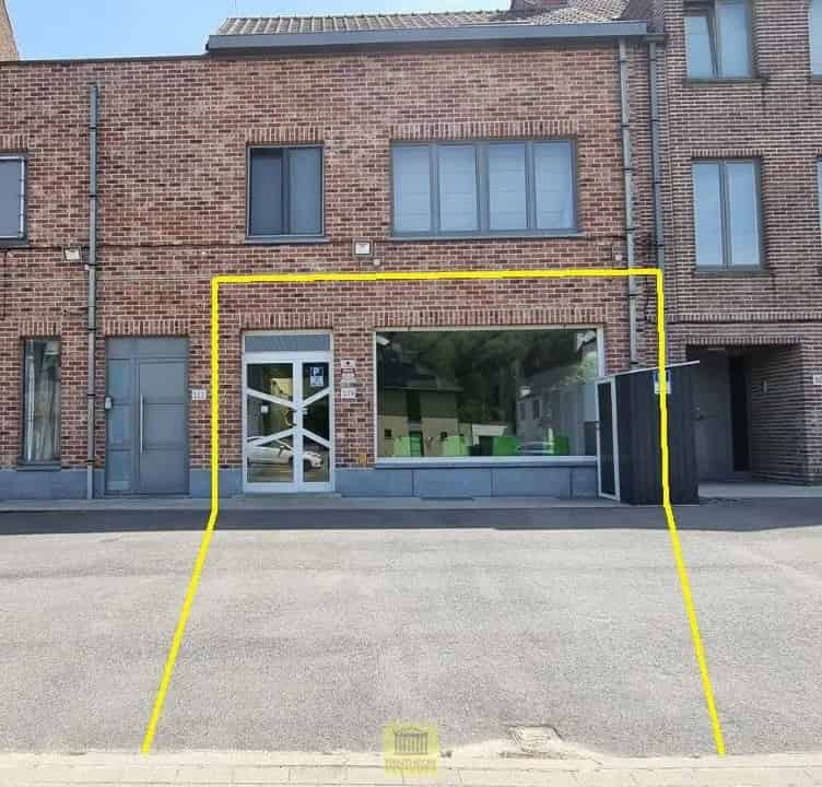 Handelspand met parkeergelegenheid