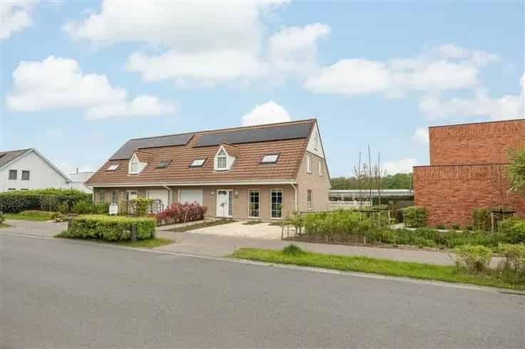Huis Te Koop Kontich: Ruime Instapklare Woning met Grote Tuin