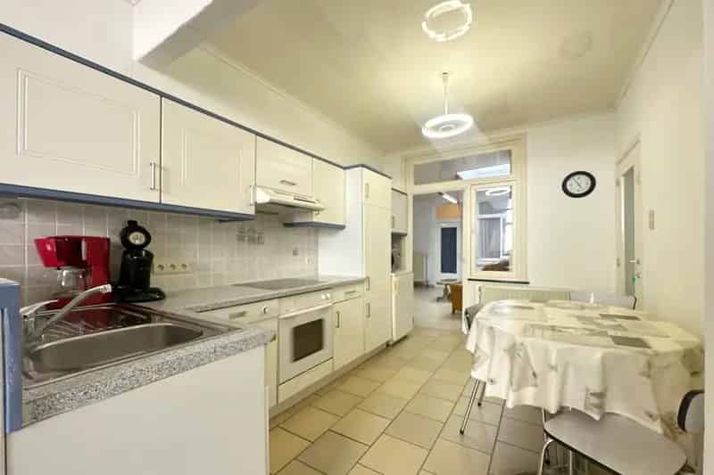 Interbellumwoning met 3 Appartementen Nabij Zee