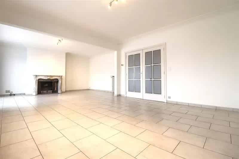 Ruim appartement te koop 3 slaapkamers grote keuken terras parking