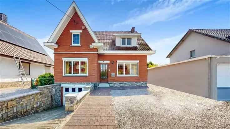 Huis Te Koop Courcelles: Villa met 3 slaapkamers en tuin