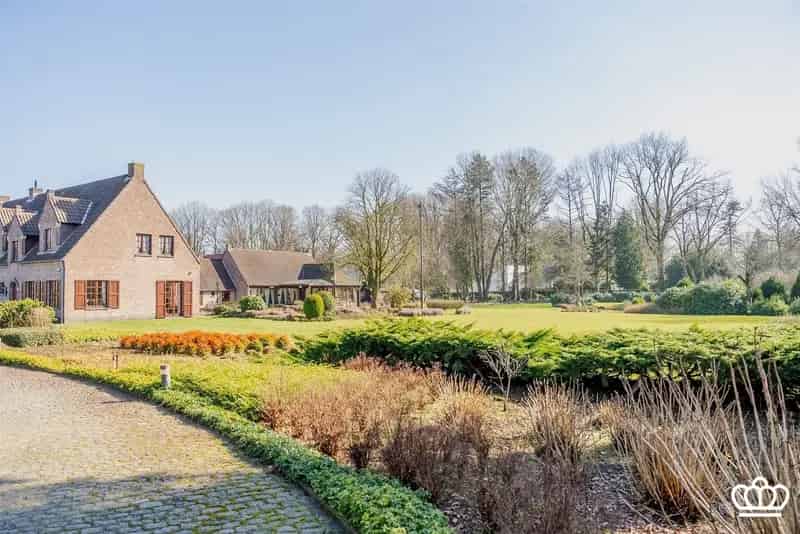 Villa te Koop: Luxe villa met zwembad en 5 bouwpercelen