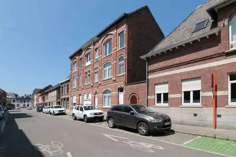 Stadstuinwoning Neogotische Stijl Nabij Station en Ziekenhuis