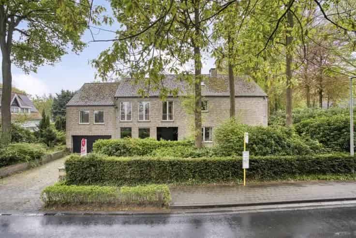 Vrijstaande Villa te Koop Sint-Kruis 5 slaapkamers Praktijkruimte
