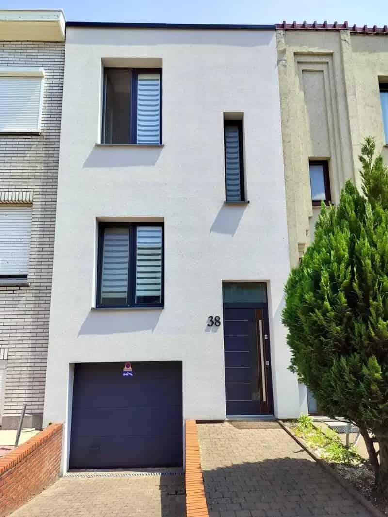 Huis te koop Deurne: Instapklare woning met garage en stadstuin