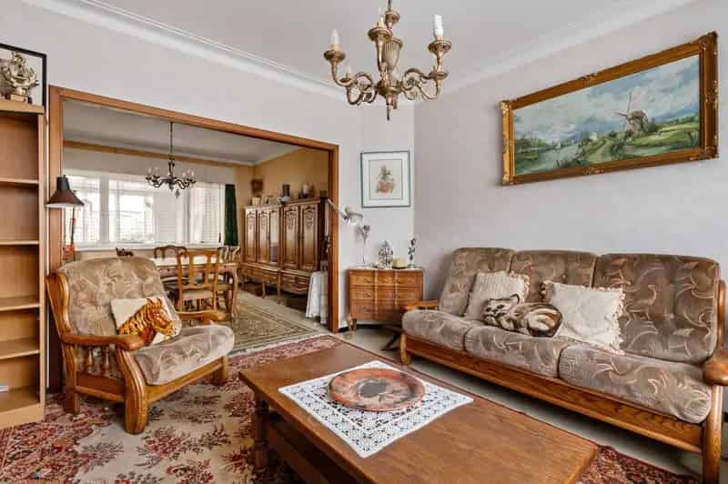 Te renoveren woning met magazijn Lint