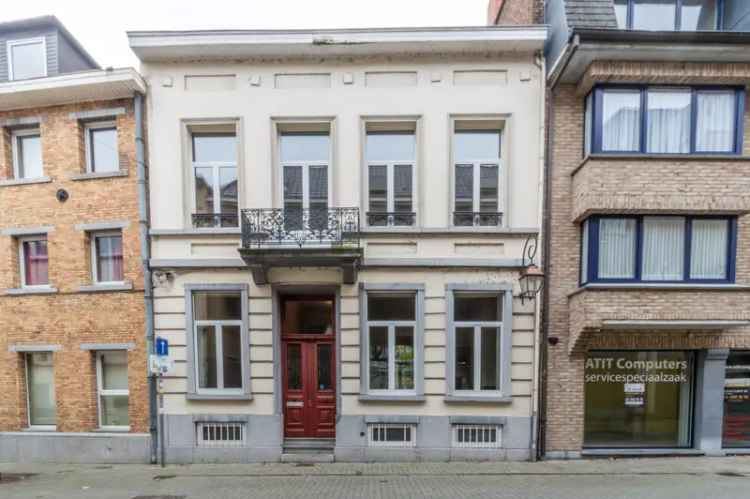 !!! OPTIE !!! Een mooie te renoveren stadwoning met terras