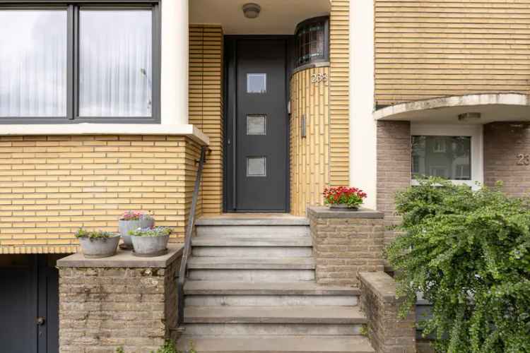 Belle Epoque woning te koop met garage en tuin