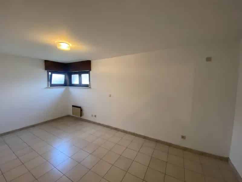 Gelijkvloers appartement met garage en tuin te Sint-Eloois-Vijve